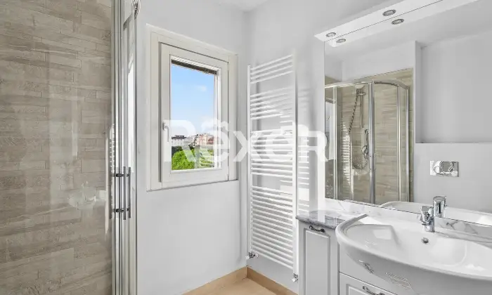 Rexer-Brescia-Ampio-trilocale-piano-alto-con-terrazzina-e-due-box-auto-singoli-Altro