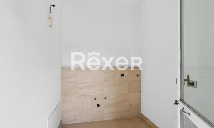 Rexer-Brescia-Ampio-trilocale-piano-alto-con-terrazzina-e-due-box-auto-singoli-Altro