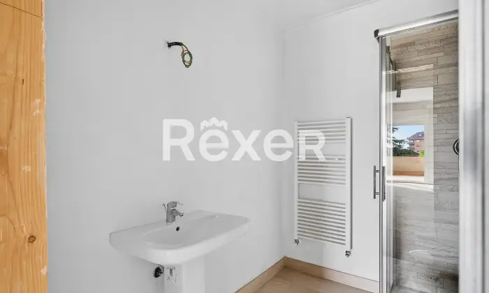 Rexer-Brescia-Ampio-trilocale-piano-alto-con-terrazzina-e-due-box-auto-singoli-Altro