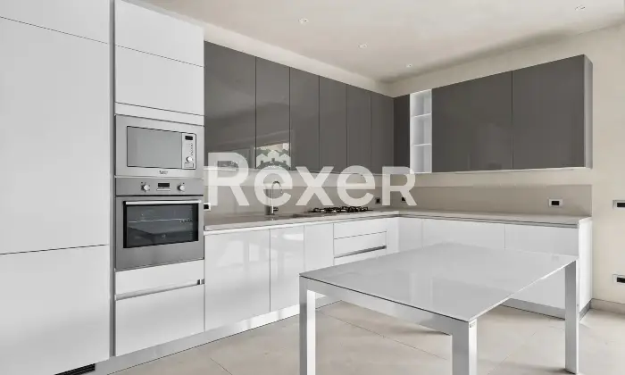 Rexer-Brescia-Ampio-trilocale-piano-alto-con-terrazzina-e-due-box-auto-singoli-Altro
