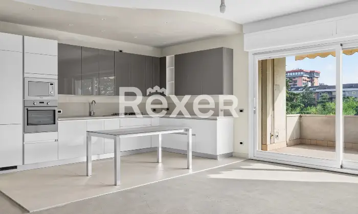 Rexer-Brescia-Ampio-trilocale-piano-alto-con-terrazzina-e-due-box-auto-singoli-Altro