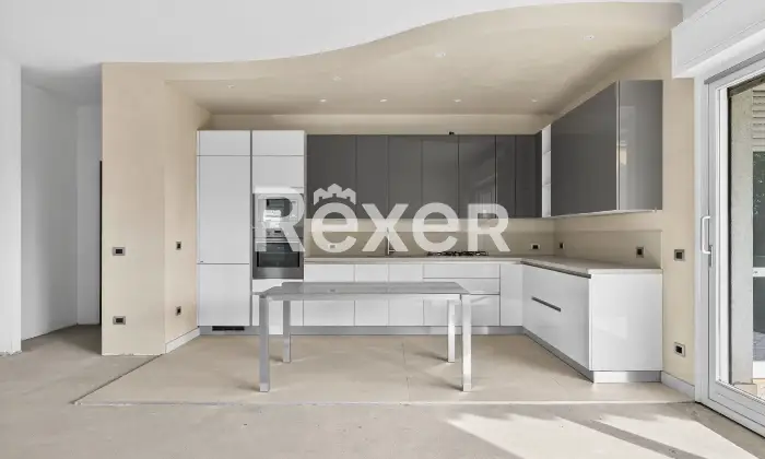 Rexer-Brescia-Ampio-trilocale-piano-alto-con-terrazzina-e-due-box-auto-singoli-Altro