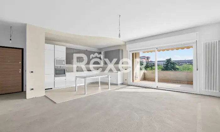 Rexer-Brescia-Ampio-trilocale-piano-alto-con-terrazzina-e-due-box-auto-singoli-Altro