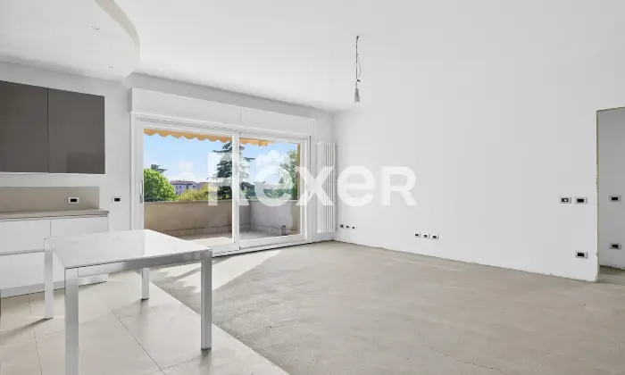 Rexer-Brescia-Ampio-trilocale-piano-alto-con-terrazzina-e-due-box-auto-singoli-Altro
