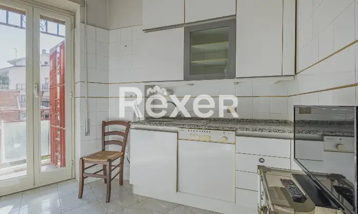 Rexer-Roma-Luminoso-e-ampio-bilocale-con-cantina-e-posto-auto-scoperto-Altro