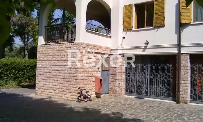 Rexer-Castelnuovo-Rangone-In-Vendita-Ampia-Soluzione-su-Due-Livelli-con-Giardino-e-Garage-Altro