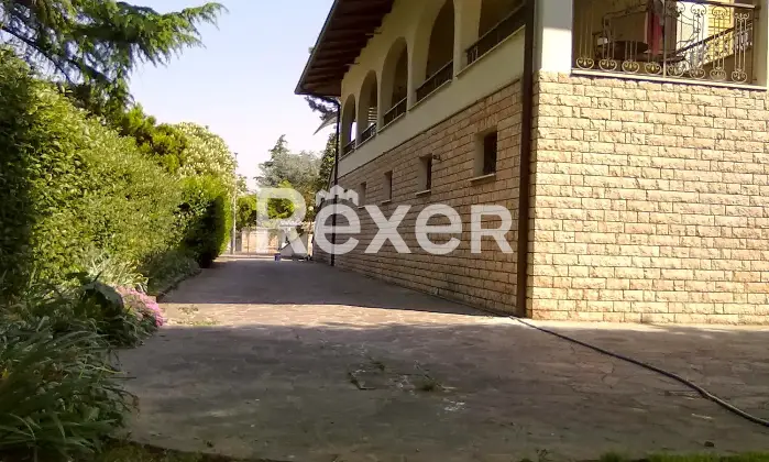 Rexer-Castelnuovo-Rangone-In-Vendita-Ampia-Soluzione-su-Due-Livelli-con-Giardino-e-Garage-Altro