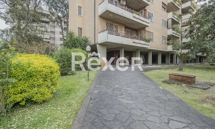 Rexer-Roma-Talenti-in-comprensorio-elegante-immerso-nel-verde-Altro