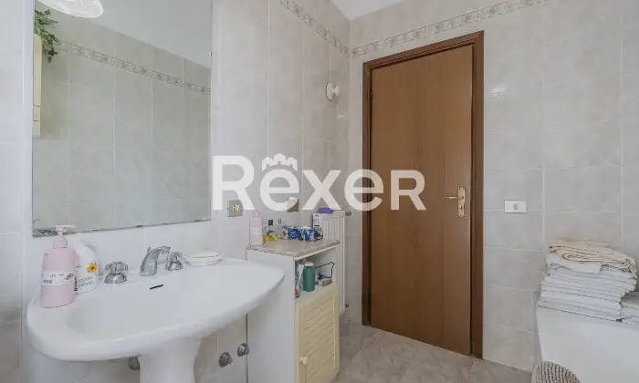 Rexer-Roma-Talenti-in-comprensorio-elegante-immerso-nel-verde-Altro