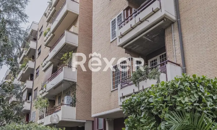 Rexer-Roma-Talenti-in-comprensorio-elegante-immerso-nel-verde-Altro