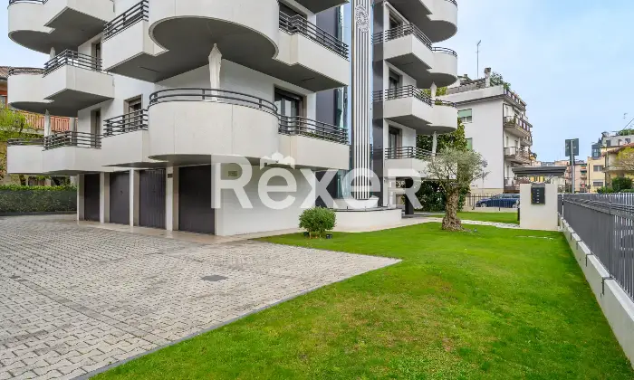 Rexer-Venezia-Elegante-appartamento-con-ampie-terrazze-garage-e-posto-auto-Altro
