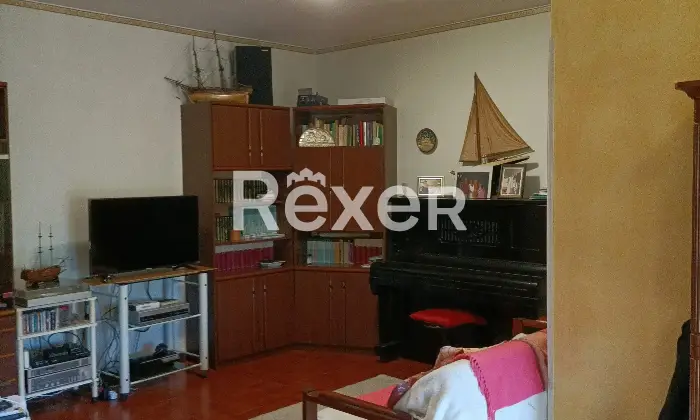 Rexer-Cerveteri-Spazioso-appartamento-su-due-piani-con-giardino-balcone-camino-Salone