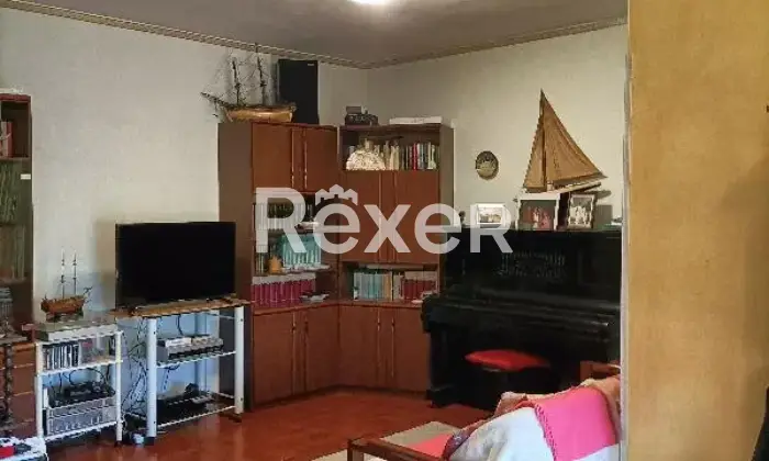 Rexer-Cerveteri-Spazioso-appartamento-su-due-piani-con-giardino-balcone-camino-Salone