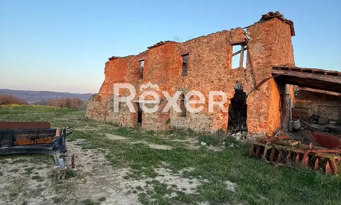 Rexer-Asciano-Rudere-tra-le-colline-senesi-Fabbricato-rurale