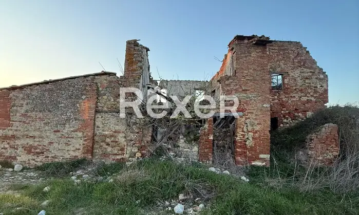 Rexer-Asciano-Rudere-tra-le-colline-senesi-Fabbricato-rurale
