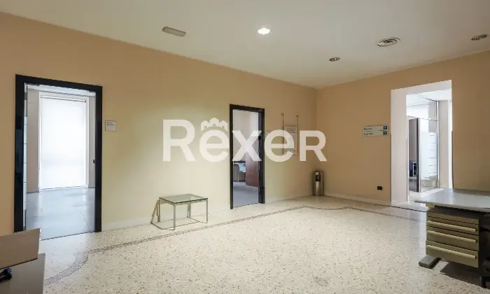Rexer-Brescia-Ex-filiale-bancaria-a-su-due-livelli-con-box-auto-nel-centro-storico-Altro