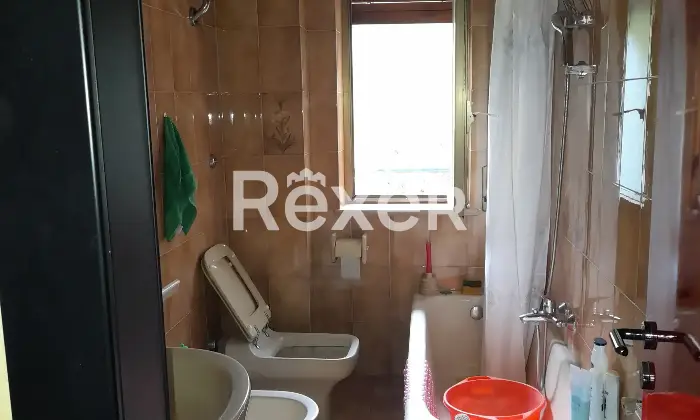 Rexer-Napoli-privato-vende-libero-al-rogito-Bagno