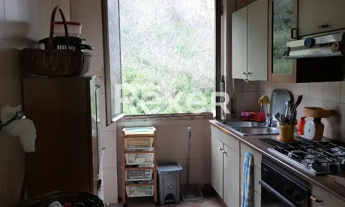 Rexer-Napoli-privato-vende-libero-al-rogito-Cucina