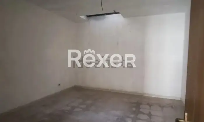 Rexer-Taurasi-Taurasi-immobile-cieloterra-con-giardino-privato-nel-viale-principale-Deposito