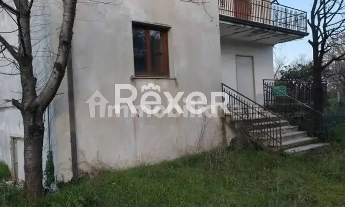 Rexer-Taurasi-Taurasi-villa-con-giardino-mq-a-due-passi-dal-centro-Facciata