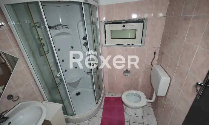 Rexer-Terre-Roveresche-Casa-indipendente-con-giardino-privato-e-mansarda-abitabile-Bagno