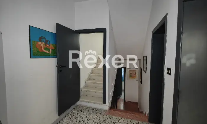 Rexer-Terre-Roveresche-Casa-indipendente-con-giardino-privato-e-mansarda-abitabile-Corridoio