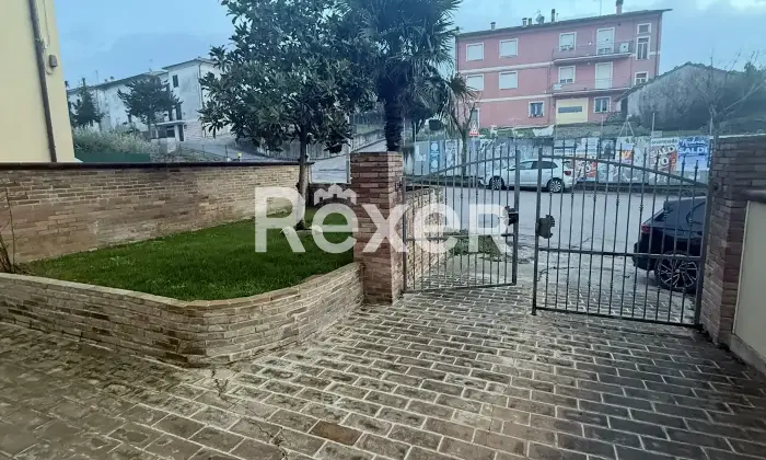 Rexer-Terre-Roveresche-Casa-indipendente-con-giardino-privato-e-mansarda-abitabile-Cortile