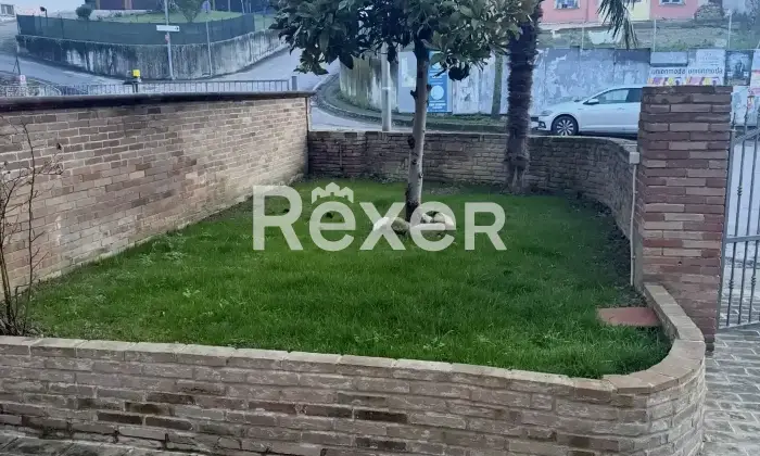 Rexer-Terre-Roveresche-Casa-indipendente-con-giardino-privato-e-mansarda-abitabile-Giardino