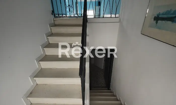 Rexer-Terre-Roveresche-Casa-indipendente-con-giardino-privato-e-mansarda-abitabile-Scala