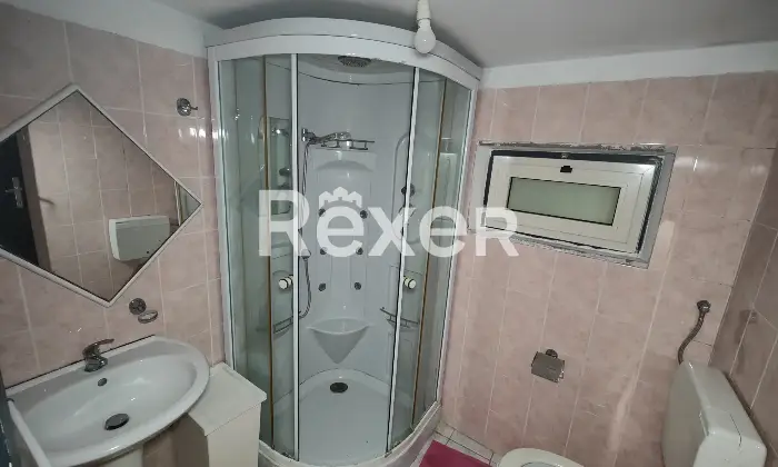 Rexer-Terre-Roveresche-Casa-indipendente-con-giardino-privato-e-mansarda-abitabile-Bagno