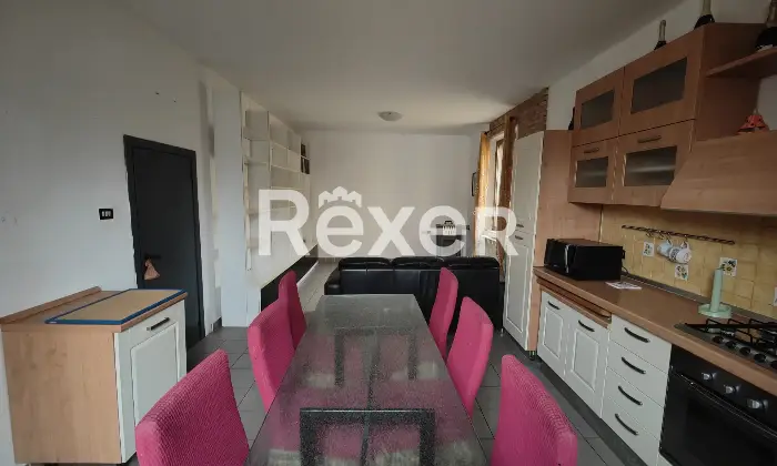 Rexer-Terre-Roveresche-Casa-indipendente-con-giardino-privato-e-mansarda-abitabile-Cucina