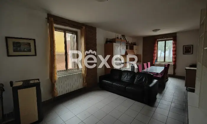 Rexer-Terre-Roveresche-Casa-indipendente-con-giardino-privato-e-mansarda-abitabile-Salone