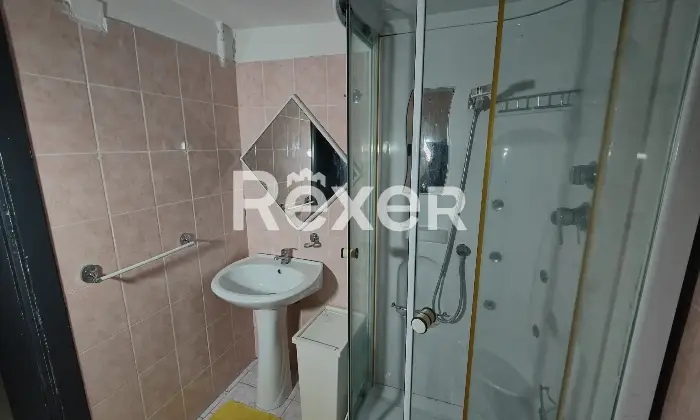 Rexer-Terre-Roveresche-Casa-indipendente-con-giardino-privato-e-mansarda-abitabile-Bagno