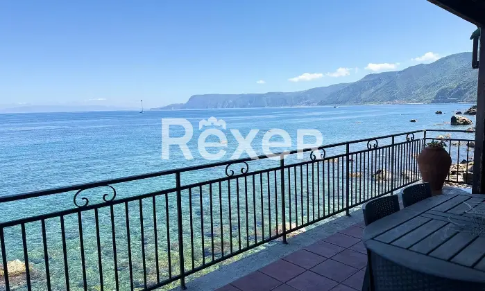 Rexer-Scilla-Terratetto-disposto-su-due-livelli-Altro