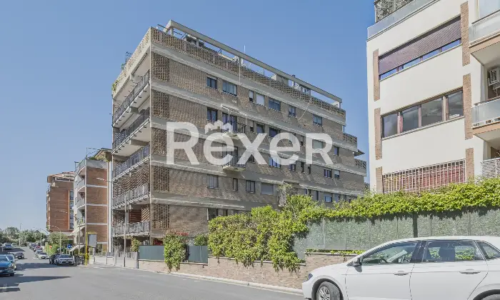 Rexer-Roma-Ampio-e-luminoso-con-tripla-esposizione-e-posto-auto-coperto-Altro