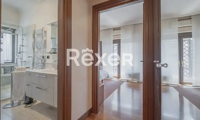 Rexer-Roma-Ampio-e-luminoso-con-tripla-esposizione-e-posto-auto-coperto-Altro