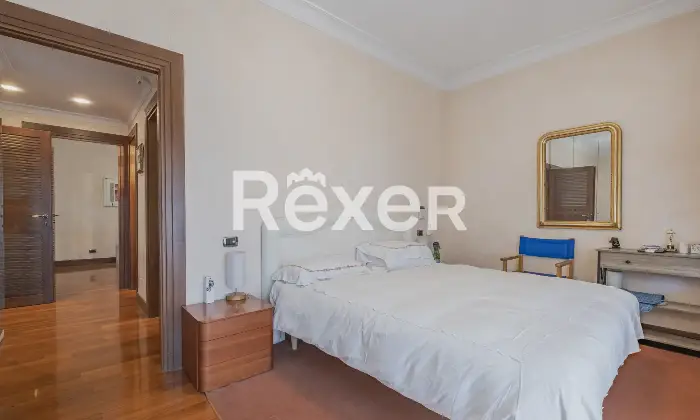 Rexer-Roma-Ampio-e-luminoso-con-tripla-esposizione-e-posto-auto-coperto-Altro