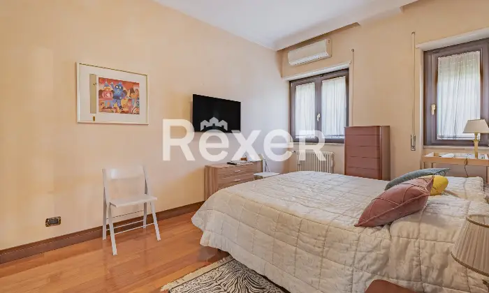 Rexer-Roma-Ampio-e-luminoso-con-tripla-esposizione-e-posto-auto-coperto-Altro