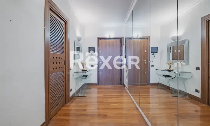 Rexer-Roma-Ampio-e-luminoso-con-tripla-esposizione-e-posto-auto-coperto-Altro