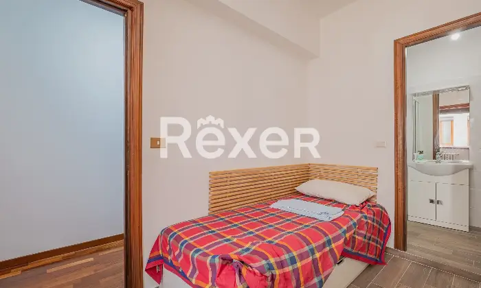 Rexer-Roma-Attico-ampia-metratura-con-posto-auto-Altro