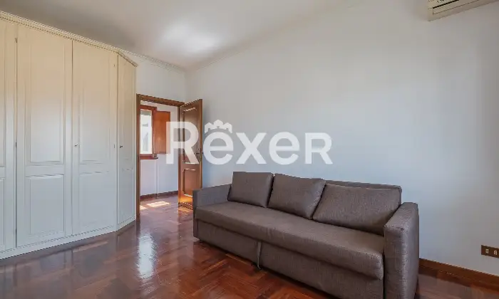 Rexer-Roma-Attico-ampia-metratura-con-posto-auto-Altro