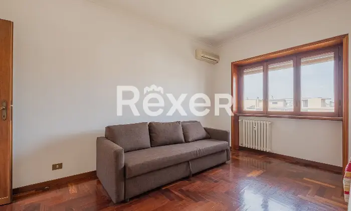 Rexer-Roma-Attico-ampia-metratura-con-posto-auto-Altro