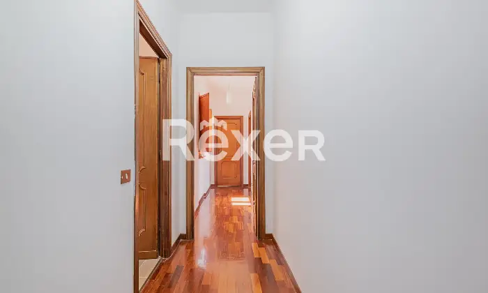 Rexer-Roma-Attico-ampia-metratura-con-posto-auto-Altro