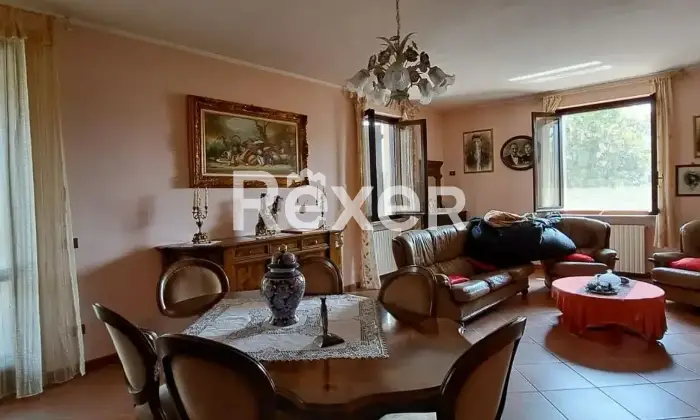 Rexer-San-Giovanni-in-Croce-Villa-indipendente-di-prestigio-con-ampio-giardino-e-dependance-Altro