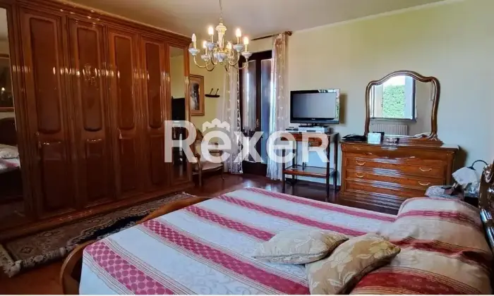 Rexer-San-Giovanni-in-Croce-Villa-indipendente-di-prestigio-con-ampio-giardino-e-dependance-Altro