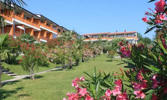 Rexer-Manerba-del-Garda-LAGO-DI-GARDA-Manerba-km-da-Desenzano-del-Garda-Appartamento-FRONTE-LAGO-In-residence-TERRAZZO