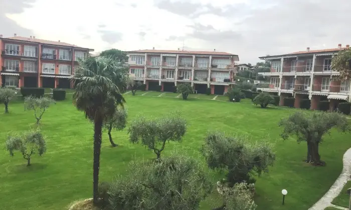 Rexer-Manerba-del-Garda-LAGO-DI-GARDA-Manerba-km-da-Desenzano-del-Garda-Appartamento-FRONTE-LAGO-In-residence-GIARDINO