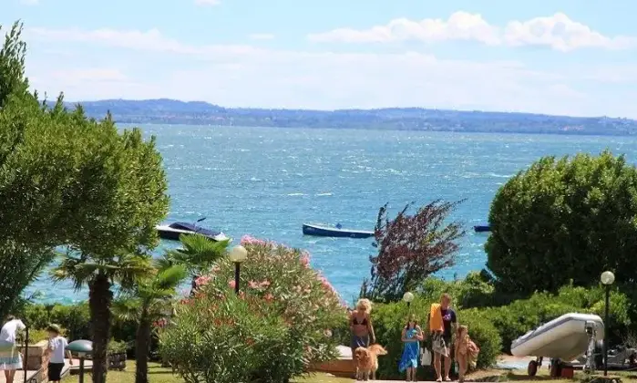 Rexer-Manerba-del-Garda-LAGO-DI-GARDA-Manerba-km-da-Desenzano-del-Garda-Appartamento-FRONTE-LAGO-In-residence-GIARDINO