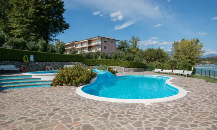 Rexer-Manerba-del-Garda-LAGO-DI-GARDA-Manerba-km-da-Desenzano-del-Garda-Appartamento-FRONTE-LAGO-In-residence-GIARDINO