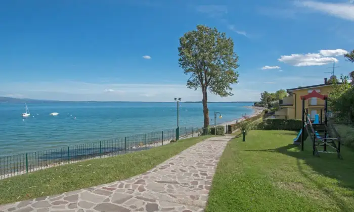 Rexer-Manerba-del-Garda-LAGO-DI-GARDA-Manerba-km-da-Desenzano-del-Garda-Appartamento-FRONTE-LAGO-In-residence-GIARDINO